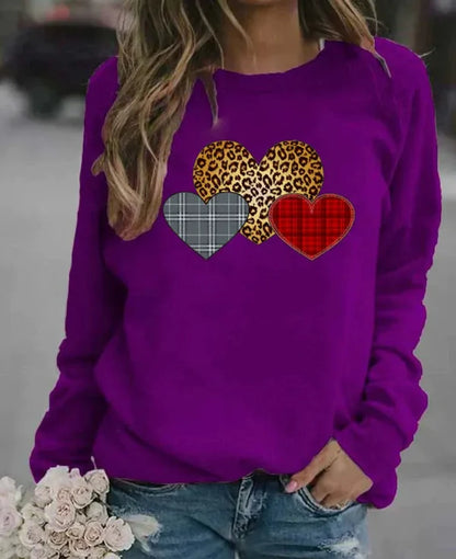 Women's Sweatshirt – Loose Fit – Long Sleeves – Soft Cozy Texture – Heart Print
